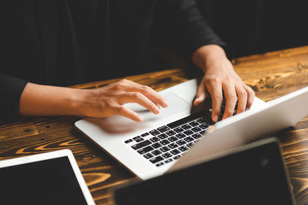 Person bedient einen Laptop